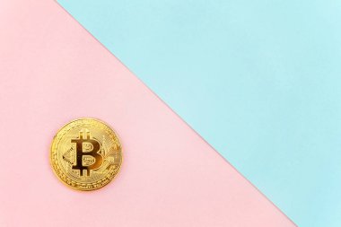 Pembe ve mavi pastel geometrik zemin üzerine altın bitcoin üzerinde. Bankacılık web ve uluslararası ağ ödeme elektronik sanal para. Kripto para birimi sembolü