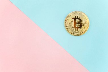 Pembe ve mavi pastel geometrik zemin üzerine altın bitcoin üzerinde. Bankacılık web ve uluslararası ağ ödeme elektronik sanal para. Kripto para birimi sembolü