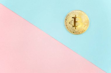 Pembe ve mavi pastel geometrik zemin üzerine altın bitcoin üzerinde. Bankacılık web ve uluslararası ağ ödeme elektronik sanal para. Kripto para birimi sembolü