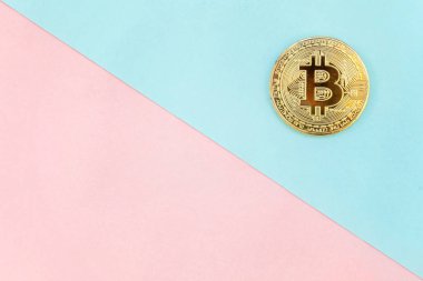 Pembe ve mavi pastel geometrik zemin üzerine altın bitcoin üzerinde. Bankacılık web ve uluslararası ağ ödeme elektronik sanal para. Kripto para birimi sembolü