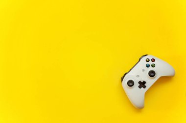 Saint-Petersburg, Rusya-13 Nisan 2018: Beyaz joystick xbox bir s gamepad, sarı zemin üzerine oyun konsolu. Bilgisayar oyun yarışması video oyunu denetim kavramı