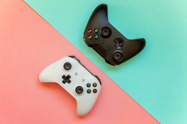 Saint-Petersburg, Rusya-13 Nisan 2018: siyah ve beyaz joystick xbox bir s gamepad, pembe ve mavi pastel renkli arka plan üzerinde oyun konsolu. Bilgisayar oyun yarışması video oyunu denetim çatışma kavramı
