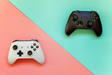 Saint-Petersburg, Rusya-13 Nisan 2018: siyah ve beyaz joystick xbox bir s gamepad, pembe ve mavi pastel renkli arka plan üzerinde oyun konsolu. Bilgisayar oyun yarışması video oyunu denetim çatışma kavramı
