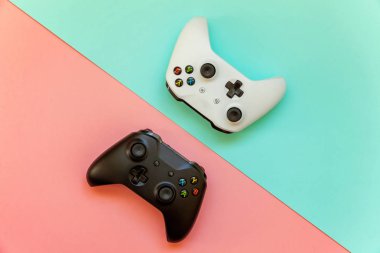 Saint-Petersburg, Rusya-13 Nisan 2018: siyah ve beyaz joystick xbox bir s gamepad, pembe ve mavi pastel renkli arka plan üzerinde oyun konsolu. Bilgisayar oyun yarışması video oyunu denetim çatışma kavramı