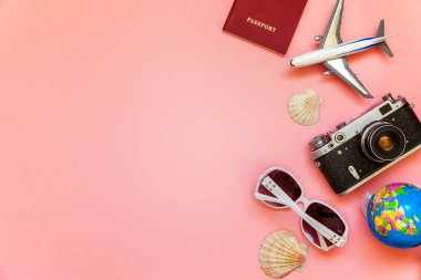Çınar, bağbozumu kamera, pasaport, güneş gözlüğü, küre ve pembe renkli pastel trendy modern moda arka plan üzerinde kabuk ile düz yatıyordu. Tatil seyahat yaz hafta sonu deniz macera seyahat kavramı