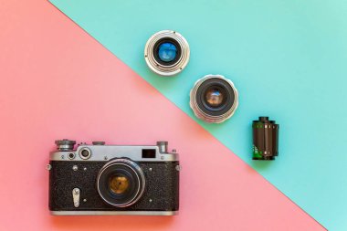 Saint-Petersburg, Rusya-13 Nisan 2018: Vintage film fotoğraf kamera objektifi film rulo ve aksesuarları pembe ve mavi renkli pastel trendy modern moda pin-up arka plan üzerinde. Teknoloji geliştirme fotoğrafçı hobi klasik bellek gezi konsepti. Sayfanın Üstü 