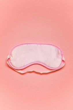 Uyku göz maskesi, pembe pastel renkli trendy arka plan üzerinde izole. Beni rahatsız olmaz, bırak uyuyayım. Dinlenme, iyi geceler, uykusuzluk, gevşeme, yorgun, seyahat kavramı