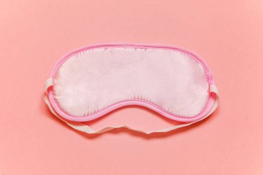 Uyku göz maskesi, pembe pastel renkli trendy arka plan üzerinde izole. Beni rahatsız olmaz, bırak uyuyayım. Dinlenme, iyi geceler, uykusuzluk, gevşeme, yorgun, seyahat kavramı
