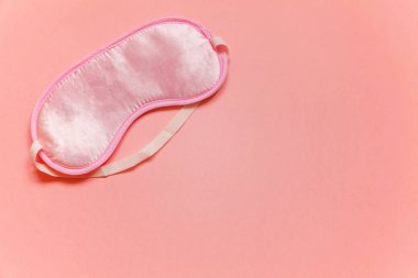 Uyku göz maskesi, pembe pastel renkli trendy arka plan üzerinde izole. Beni rahatsız olmaz, bırak uyuyayım. Dinlenme, iyi geceler, uykusuzluk, gevşeme, yorgun, seyahat kavramı