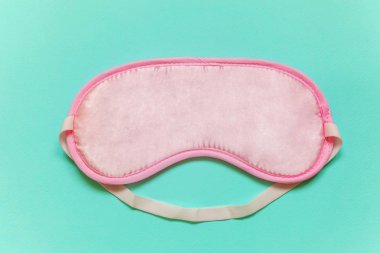 Uyku göz maskesi, mavi pastel renkli şık arka plan üzerinde izole. Beni rahatsız olmaz, bırak uyuyayım. Dinlenme, iyi geceler, uykusuzluk, gevşeme, yorgun, seyahat kavramı