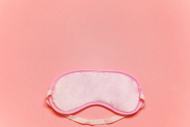 Uyku göz maskesi, pembe pastel renkli trendy arka plan üzerinde izole. Beni rahatsız olmaz, bırak uyuyayım. Dinlenme, iyi geceler, uykusuzluk, gevşeme, yorgun, seyahat kavramı
