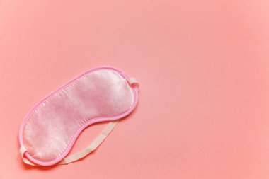 Uyku göz maskesi, pembe pastel renkli trendy arka plan üzerinde izole. Beni rahatsız olmaz, bırak uyuyayım. Dinlenme, iyi geceler, uykusuzluk, gevşeme, yorgun, seyahat kavramı