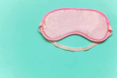 Uyku göz maskesi, mavi pastel renkli şık arka plan üzerinde izole. Beni rahatsız olmaz, bırak uyuyayım. Dinlenme, iyi geceler, uykusuzluk, gevşeme, yorgun, seyahat kavramı