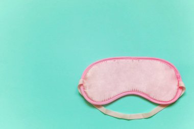 Uyku göz maskesi, mavi pastel renkli şık arka plan üzerinde izole. Beni rahatsız olmaz, bırak uyuyayım. Dinlenme, iyi geceler, uykusuzluk, gevşeme, yorgun, seyahat kavramı