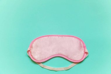 Uyku göz maskesi, mavi pastel renkli şık arka plan üzerinde izole. Beni rahatsız olmaz, bırak uyuyayım. Dinlenme, iyi geceler, uykusuzluk, gevşeme, yorgun, seyahat kavramı