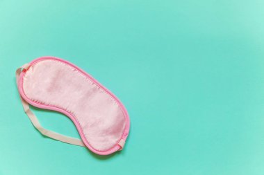 Uyku göz maskesi, mavi pastel renkli şık arka plan üzerinde izole. Beni rahatsız olmaz, bırak uyuyayım. Dinlenme, iyi geceler, uykusuzluk, gevşeme, yorgun, seyahat kavramı