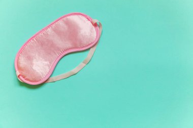 Uyku göz maskesi, mavi pastel renkli şık arka plan üzerinde izole. Beni rahatsız olmaz, bırak uyuyayım. Dinlenme, iyi geceler, uykusuzluk, gevşeme, yorgun, seyahat kavramı