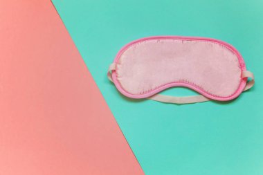 Uyku göz maskesi, pembe ve mavi pastel renkli trendy geometrik arka plan üzerinde izole. Beni rahatsız olmaz, bırak uyuyayım. Dinlenme, iyi geceler, uykusuzluk, gevşeme, yorgun, seyahat kavramı