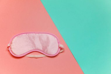 Uyku göz maskesi, pembe ve mavi pastel renkli trendy geometrik arka plan üzerinde izole. Beni rahatsız olmaz, bırak uyuyayım. Dinlenme, iyi geceler, uykusuzluk, gevşeme, yorgun, seyahat kavramı