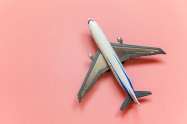 Sadece düz yatıyordu tasarım minyatür oyuncak model uçak pembe pastel renkli trendy Kağıt arka plan ile. Uçak tatil yaz hafta sonu deniz macera seyahat kavramı ile seyahat