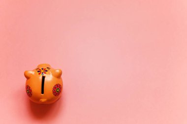 Pembe pembe pastel renkli trendy Kağıt arka plan üzerinde izole kumbara ile sadece düz yatıyordu tasarım. Tasarruf yatırım bütçe servet iş emeklilik, finans, para, bankacılık kavramı