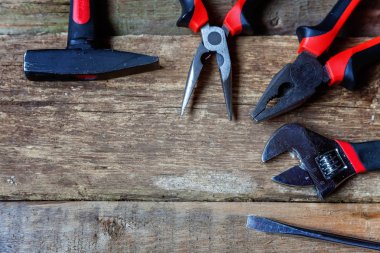 Çeşitli metin için yer ve ahşap yüzey üzerinde onarım araçları