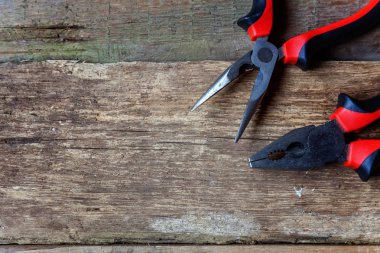 Çeşitli metin için yer ve ahşap yüzey üzerinde onarım araçları