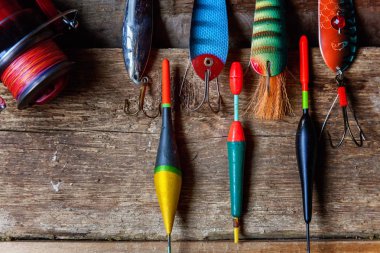 Balık tutma araçları ve aksesuarları bir ahşap yüzey ve metin için yer