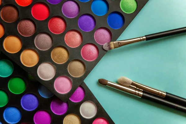 Renkli kozmetik mavi çalışma alanı üzerinde. «Ana sayfa» görünümü ve pitoresk