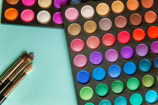 Renkli kozmetik mavi çalışma alanı üzerinde. «Ana sayfa» görünümü ve pitoresk