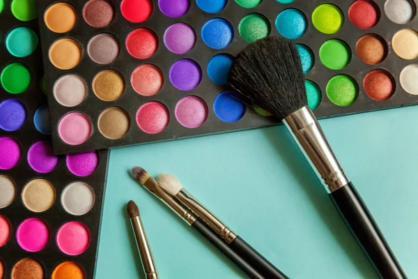 Renkli kozmetik mavi çalışma alanı üzerinde. «Ana sayfa» görünümü ve pitoresk