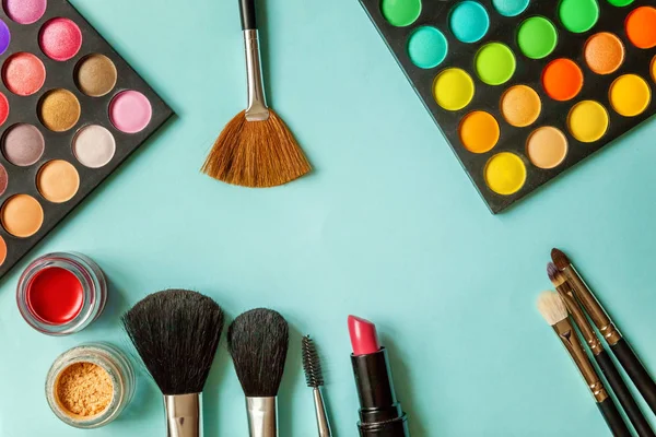 Mavi arka plan üzerinde göz farı makyaj ve kozmetik farklı tonlar için Araçlar