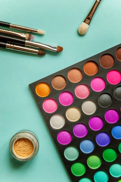 Mavi arka plan üzerinde göz farı makyaj ve kozmetik farklı tonlar için Araçlar