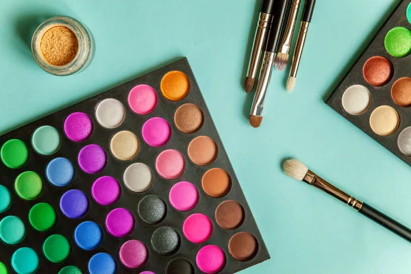 Mavi arka plan üzerinde göz farı makyaj ve kozmetik farklı tonlar için Araçlar