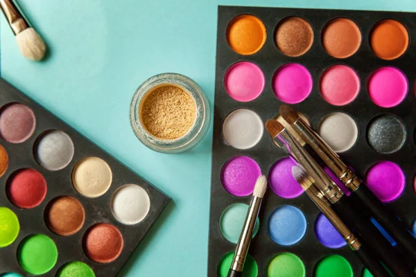 Mavi arka plan üzerinde göz farı makyaj ve kozmetik farklı tonlar için Araçlar