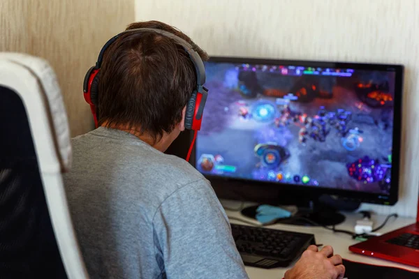 Rückansicht Eines Konzentrierten Jungen Spielers Mit Kopfhörern Der Hause Computer — Stockfoto