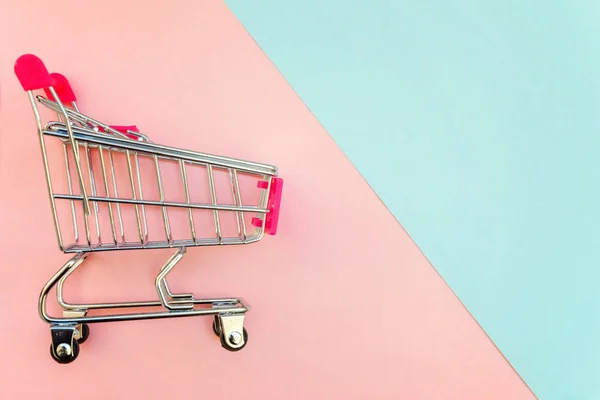 Kleiner Supermarkt Einkaufswagen Für Einkaufsspielzeug Mit Rädern Und Rosa Kunststoffelementen — Stockfoto