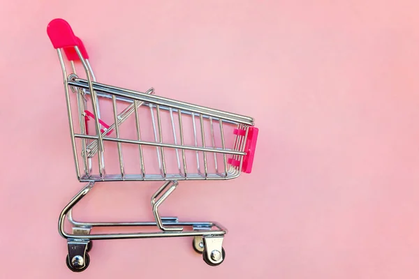 Kleiner Supermarkt Einkaufswagen Für Einkaufsspielzeug Mit Rädern Und Rosafarbenen Kunststoffelementen — Stockfoto