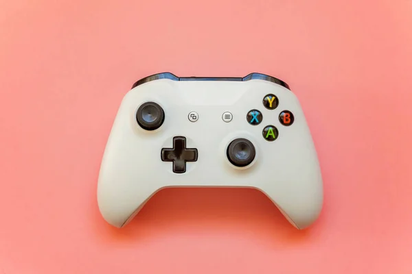 Saint-Petersburg, Rusya-13 Nisan 2018: Beyaz joystick xbox bir s gamepad, pastel pembe üzerinde oyun konsolu. Bilgisayar oyun yarışması video oyunu denetim kavramı