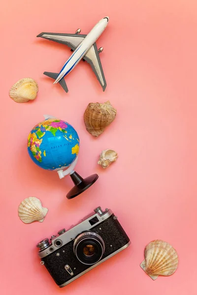 장난감 비행기 빈티지 카메라 글로브 다채로운 파스텔 배경에 — 스톡 사진
