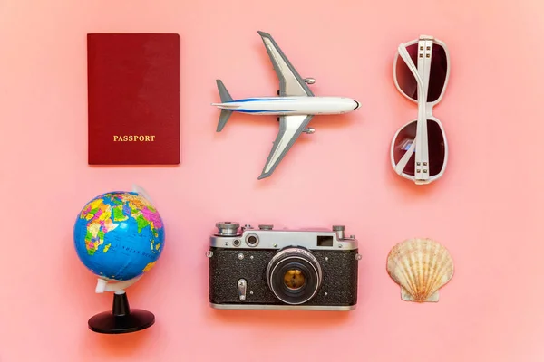 Płaskie Lay Samolotu Vintage Aparatu Paszport Okulary Przeciwsłoneczne Glob Powłoki — Zdjęcie stockowe