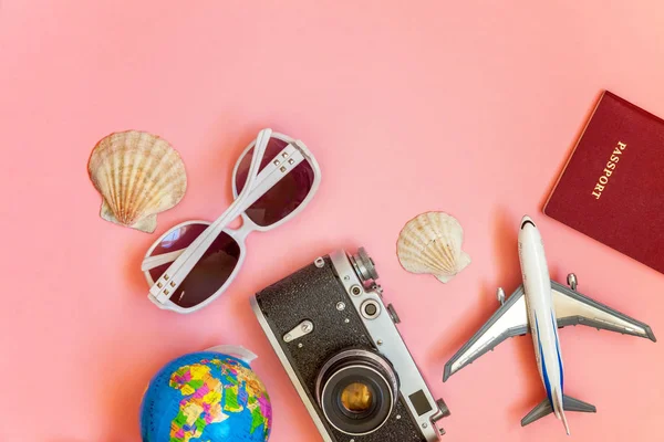 Flat Lay Com Avião Câmera Vintage Passaporte Óculos Sol Globo — Fotografia de Stock