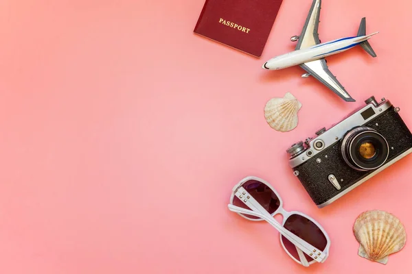 Flat Lay Con Plano Cámara Vintage Pasaporte Gafas Sol Concha — Foto de Stock