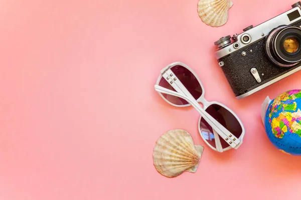 写真のビンテージ フィルム カメラ サングラス ピンク カラフルなパステル調おしゃれなモダンなファッションの背景にシェルとフラットが横たわっていた 休暇旅行夏の週末海冒険旅行コンセプト — ストック写真