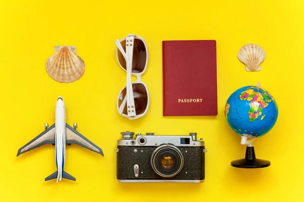 Επίπεδη Lay Αεροπλάνο Vintage Φωτογραφική Μηχανή Διαβατήριο Σφαίρα Γυαλιά Ηλίου — Φωτογραφία Αρχείου