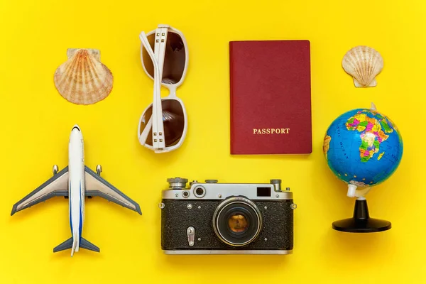 Flat Lay Plane Vintage Camera Passport Globe Sunglasses Shell Yellow — Stock Photo, Image