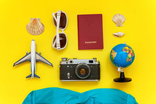 Flat Lay Con Bikini Plano Cámara Vintage Globo Terráqueo Pasaporte — Foto de Stock