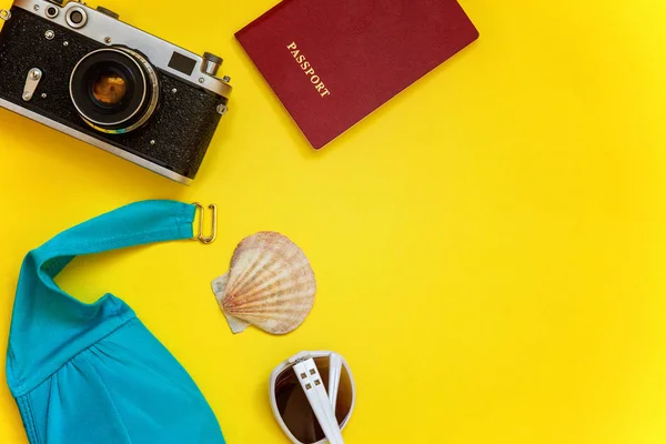 ビキニ ビンテージ カメラ パスポート 日焼け止め サングラスと黄色のカラフルなトレンディなモダンなファッションの背景にシェルとフラット横たわっていた 休暇旅行夏の週末海冒険旅行コンセプト — ストック写真