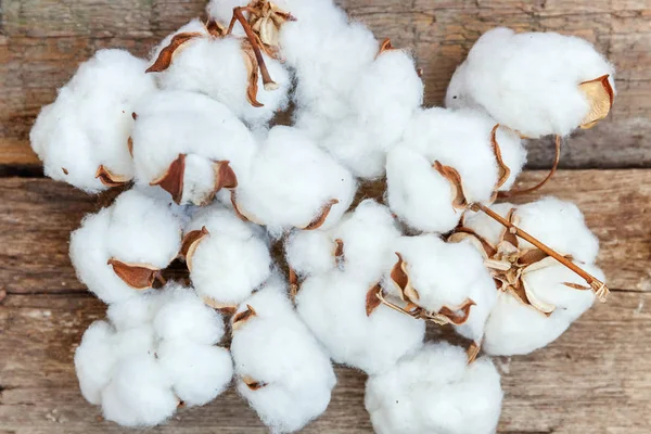 Güzel beyaz pamuklu çiçek rustik eski vintage ahşap düz yatıyordu zemin üzerine. Kumaş bez yumuşaklık doğal organik tarım Anti kavramı