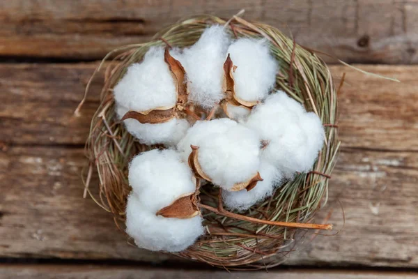 Güzel beyaz pamuklu çiçek sepeti rustik eski vintage ahşap düz yatıyordu zemin üzerine. Kumaş bez yumuşaklık doğal organik tarım Anti kavramı